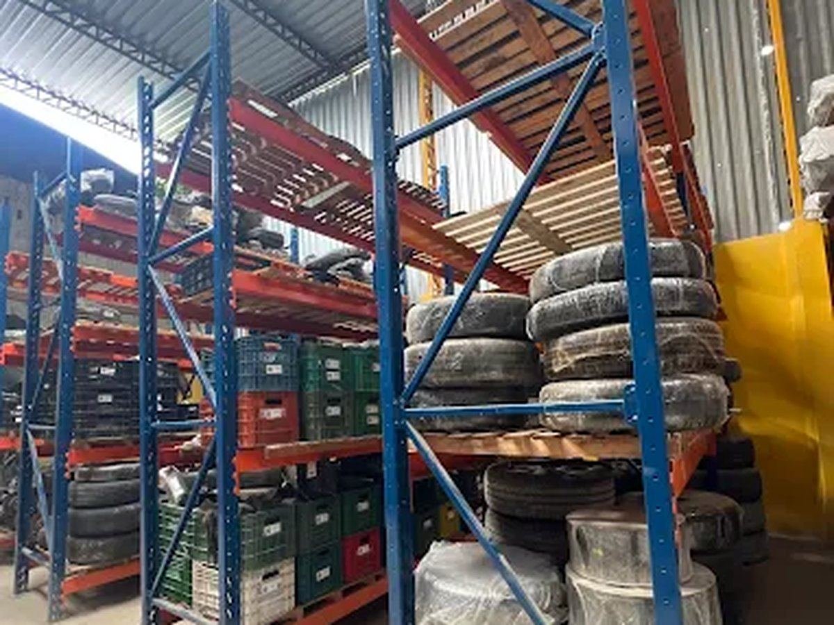 Galpão organizado com veículos e peças